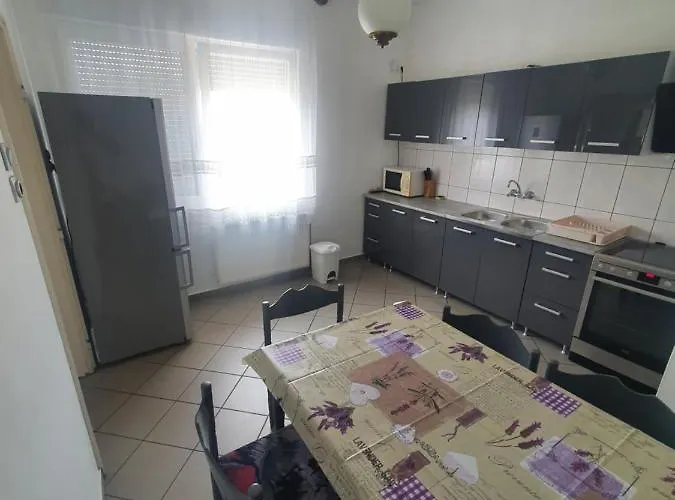 Semesterbostad Wolf Vendeghaz *